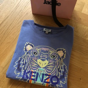 Kenzo t-shirt  - Jag säljer denna superfina kenzo t-shirt som är köpt på Jackie. Säljer denna för 500 kr, storlek xs.