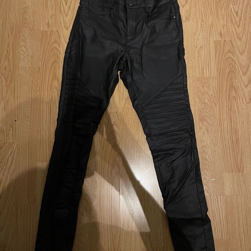 Väl använda Svarta byxor i läderimitation med deltaget på benen, från only. Köparen står själv för frakten . Jeans & Byxor.