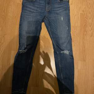 Blåa jeans med slitningar på benen från lager 157. Köparen står själv för frakten 