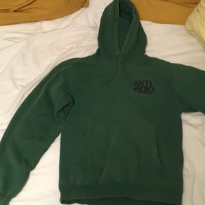 Antihero skateboards hoodie - Hoodie från Antihero Skateboards med broderad logga. Den är använd men i bra skick.