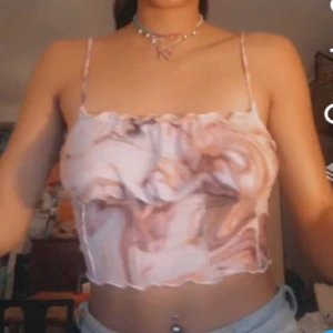 Topp - Säljer denna toppen då storleken inte passade mig köpte xs men var ändå lite för stor så typ en S. Aldrig använd provad en gång. 🌸 
