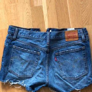 Levi’s 501 shorts - Shorts från Levi’s i modell 501. Aldrig använda, helt nya! Storlek W28