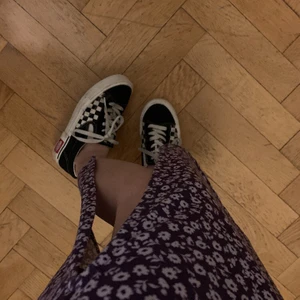 🌟💓 - Säljer ett par super fina vans inspererade slip on skor! 🌟 de är lite smutsiga på bilden men allt försvann i tvätten så de är i väldigt bra skick💜så sköna!!! kolla gärna in mina andra annonser där jag säljer liknande skor✨