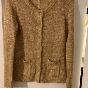  kofta  - Säljer denna oanvända glitter guldiga kofta med små paljetter i sig!🌟