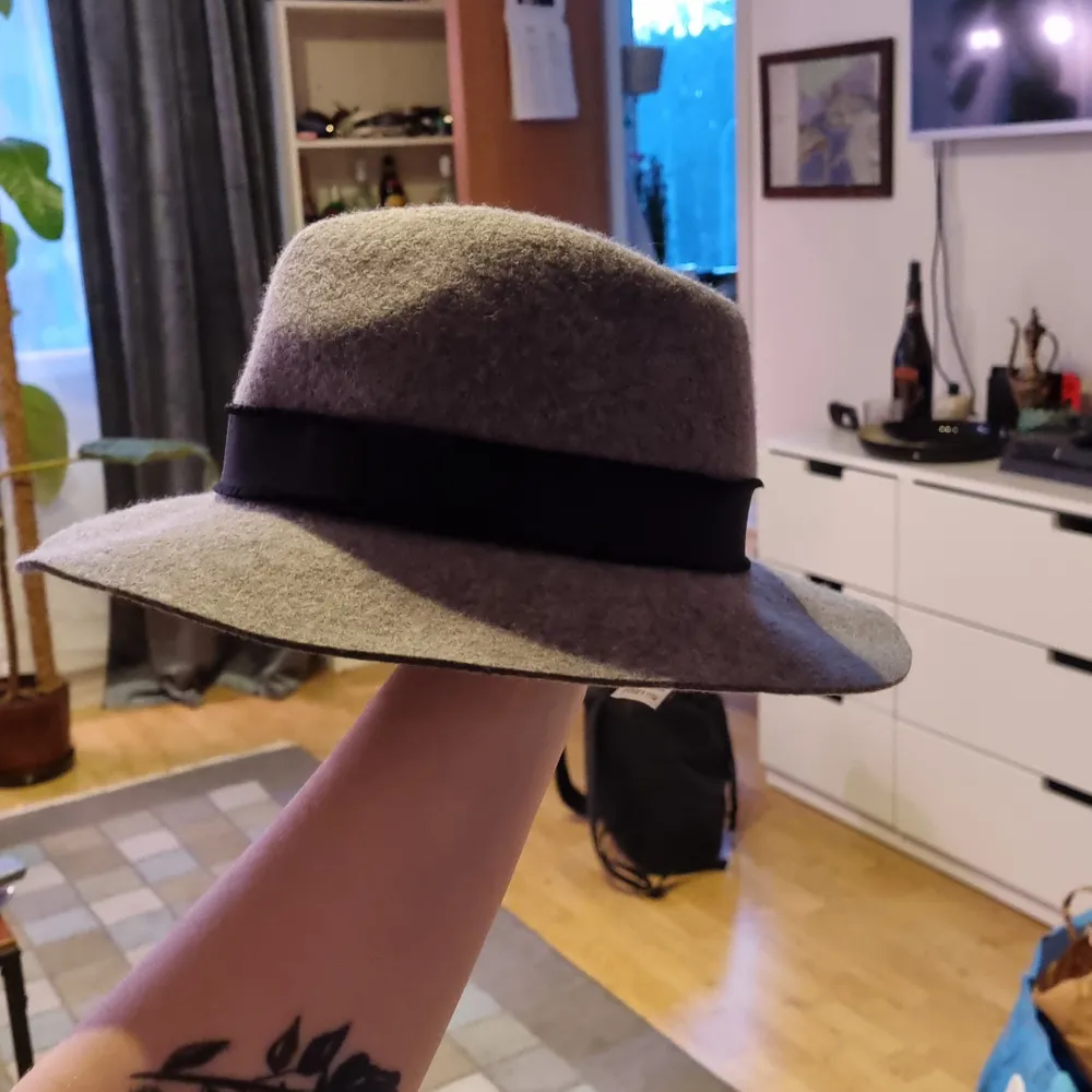 Säljer denna superfina hatt som är gjort av 100% ull. Storleken är M (58cm). Passar perfekt nu till våren och vill hitta ett hem där den inte bara ligger i hyllan som hos mig ☺. Accessoarer.
