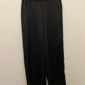 Härliga svarta silkesbyxor i storlek 36/s! Superenkla att styla och passar till både sneakers och klackar! 👠😌🥰🍿⚡️⭐️