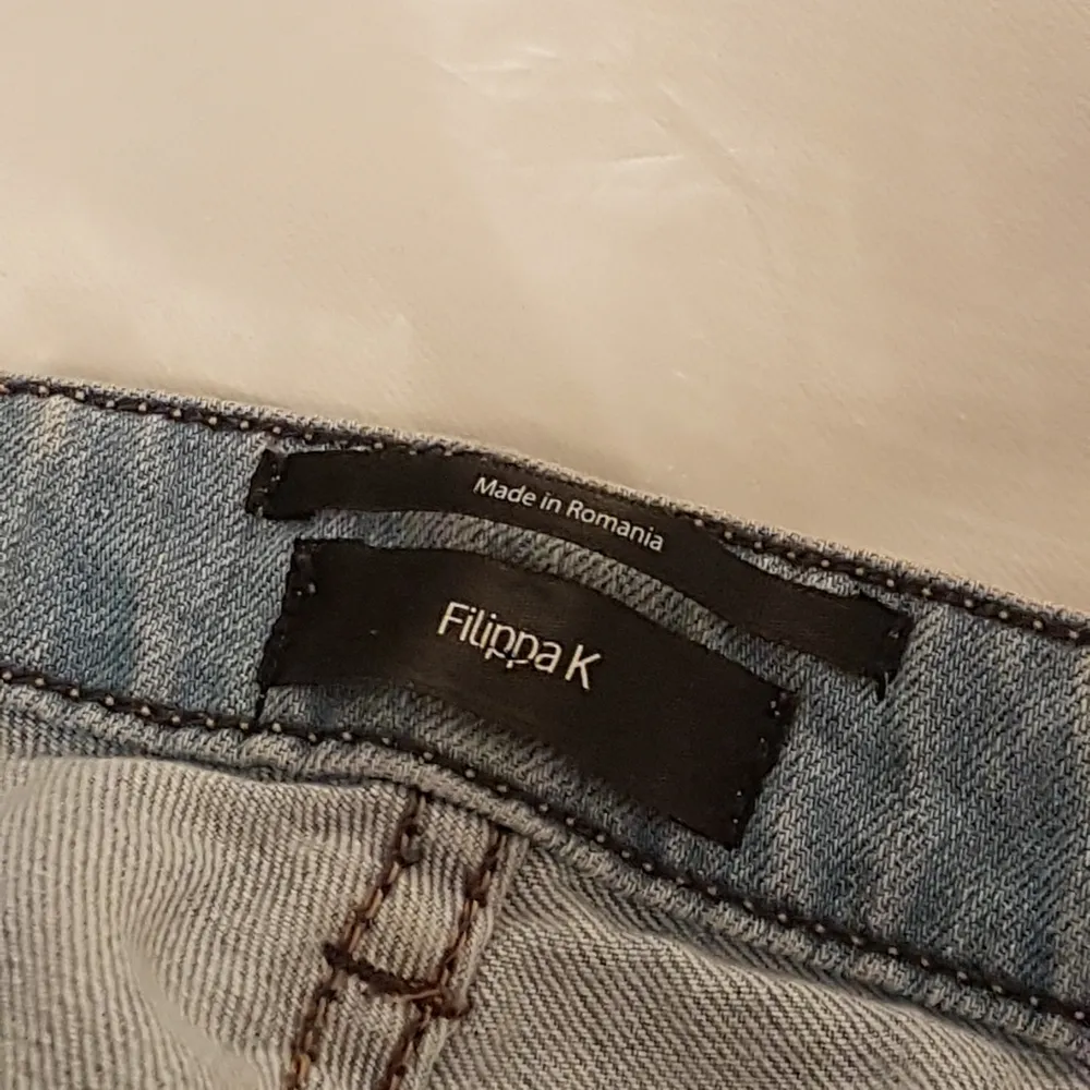 Super fina high waisted jeans från Filippa K med kristaller där bak sitter super skönt och en fin ljus färg. Nya är minst över 1000 så här kan ni köpa perfekta märkesjeans för bara 250 kr!!!!. Jeans & Byxor.