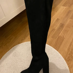 Hel nya overknee stövlar - Bekväma stövlar, helt oanvända