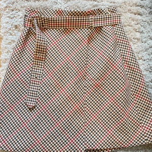 Sommarkjol  - Köpt från HM. Väldigt bekväm och går att justera. Dragkedja finns på sidan. Pyttelite sliten vid bältet, annars bra kvalitet. Gratis frakt 🌿