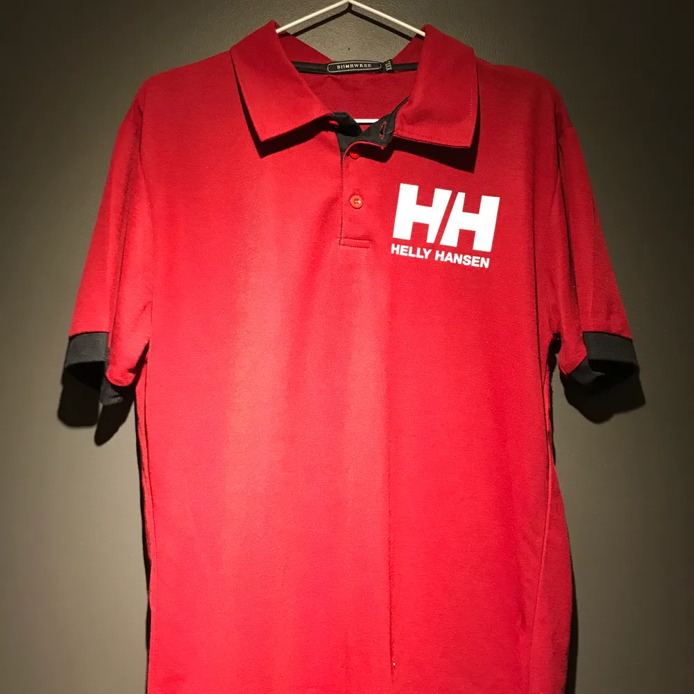 Säljer röd Helly Hansen Piké, aldrig använd.. T-shirts.