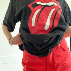 monki jeans - röda högmidjade jeans från monki! Älskar dem men tycker de är lite för korta på mig. Är 169cm. Strl 27