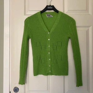 Ärtgrön kofta! - Säljer världens finaste kofta pga använder aldrig längre. Jättefin ärtgrön färg som är perfekt nu till våren! Passar xs-s. Möts upp i Malmö eller fraktar💚