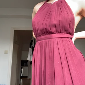 Vinröd Balklänning - Klänning från Nelly som endast är använd en gång! Pris kan diskuteras vid snabb affär :)