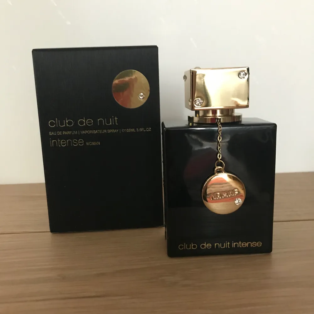 Nypris 595 kr. Dupe for Tom Ford’s Noir de Noir! I have Noir de Noir and it smells 97% identical. Sprayed 2ggr of 105ml bottle. Original box is intact with no shelf wear. Club de Nuit Intense by Armaf is a Chypre Floral fragrance. Top notes are Rose, Saffron and Geranium; middle notes are Nutmeg, Pepper, Violet and Caraway; base notes are Patchouli, Vanilla, Agarwood (Oud) and Amber. Perfume rating 4.17 out of 5 with 1,323 votes on Fragrantica. “This fragrance is dark and romantic and gothic. It has completely seduced me. It opens smelling like sweet red wine with a hint of dark red rose. As it dries down, patchouli and just a touch of Smokey Oud peaks through and it finally settles into a warm vanilla at the very end. Excellent longevity and projection. Smells far more expensive than it is.” Smoke and pet free storage space.   Happy to bundle. Will gladly take more pics. Disclaimer: Please expect some general wear in all secondhand pre-owned items as they have lived a previous life, so do not expect a mint item.   **TRACKED REK SHIPPING VIA POSTNORD**. Övrigt.