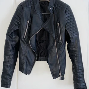 Skinnjacka  - Skinnjacka från chiquelle i storlek 36. Jackan är i ett fint skick och nästan aldrig använd. 