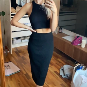 Knappt använd supermjuk stretchig kjol 💖 - Perfekt skick! Suuupermjuk och bekväm. Säljer då den tyvärr inte kommer till användning. Går att ha året runt då den är lagom varm.