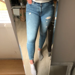 Ljusblåa jeans - Högmidjade jenas som är lite blåare än på bildena. Dem är väldigt stretshiga och mycket sköna. Sitter perfekt. Är använda men ingea tecken på det. Om fler bilder önskas sickar jag gärna. Det är i storlek S men töjde ut sig till en M efter några användingar. Så passar både m och s. Frakt tilkommer