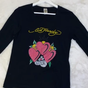 Ed hardy tröja - Säljer denhär ursnygga ed hardy tröjan då den inte kommer till använding längre:( passar storlek xs-M då den är lite strechig i materialet köptes för 700kr❤️ bud på 360kr