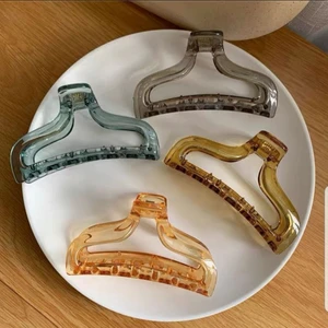 Transparenta hårklämmor  - Råka köpa dubbletter 😅 Köpta från cnhairaccesories.com men oöppnade! Det är bra grepp i de jag har själv:) bjuder på frakten om man köper mer än en. 1 för 30 2 för 50