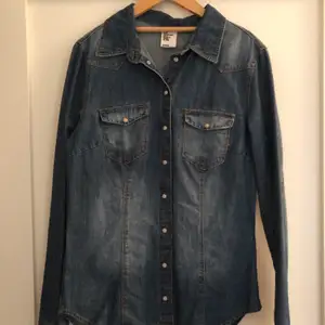 Fin jeansskjorta i fint skick, strl 38 och säljer för 100kr inklusive frakt 💖