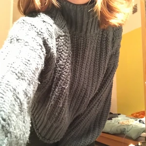 stickad tröja - stickad långärmad, lite kortare modell. superfin o varm o skön. lite 60-tals vibe