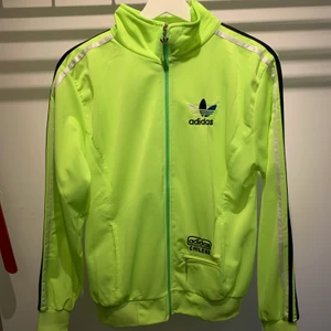 Adidas - Färgstark zip hoddie från adidas, aldrig använd, som ny 