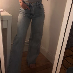 Jeans  - Snygga jeans ifrån gina! Använd fåtal gånger🤍 