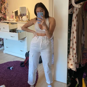 Vita cargo pants - Säljer dessa tunna cargo pants från H&M då jag aldrig fått användning utav dom💗💗