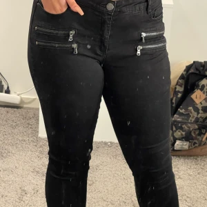 Svarta jeans  - Svarta jeans med dragkedjor och fina detaljer. Nypris 600kr. Använd 2-3 gånger. Priset kan diskuteras privat. 