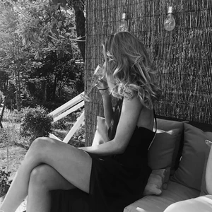 Balklänning!!  - Marinblå balklänning med slits, öppen rygg och ”glitter” på banden. Endast använd 1 gång så i den är i väldigt bra skick!💞 