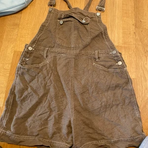 Shorts overaller - Bruna overaller i strl 38, men passar mig som är 44.
