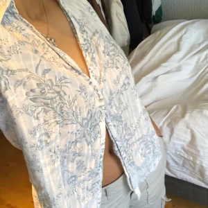 Skjorta - Gullig blommig bortskämda skjorta som passar perfekt till sommaren🌸🌸