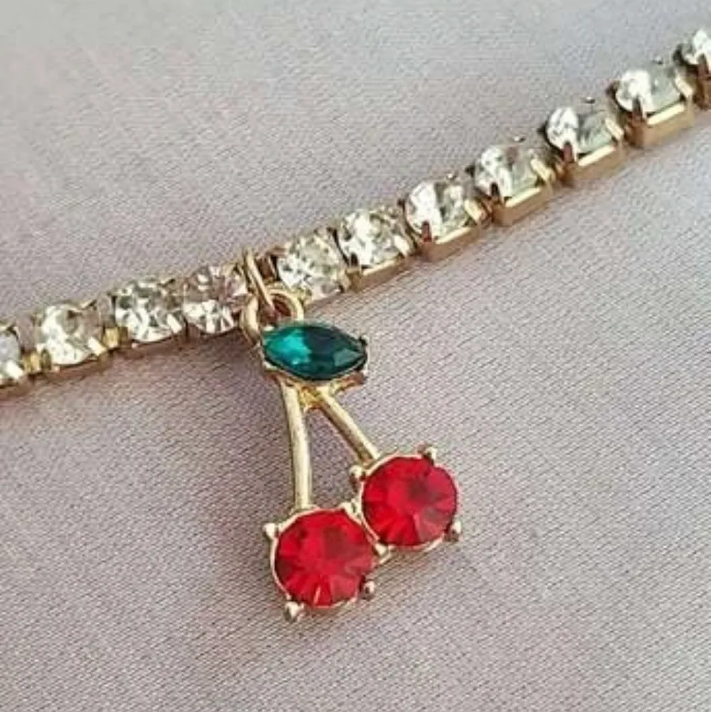 Så fint halsband med diamanter och söta körsbär. Verkligen så gulligt!💕. Övrigt.