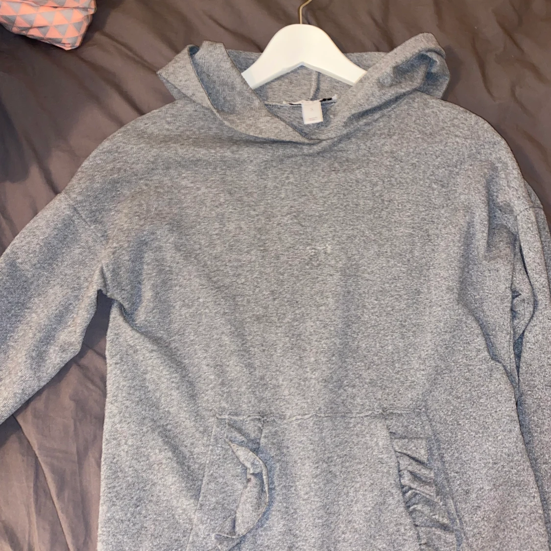 Huvtröja med volang 