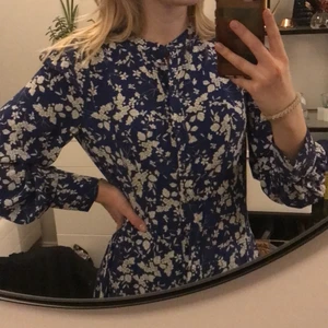 Klänning - Söt sommarklänning med blommönster😍 saknar en knapp