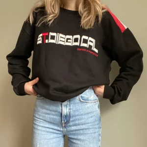 College tröja - Stor och mysig collegetröja! Köpt på herravdelningen😊 inte använd jättemycket, så i bra skick!