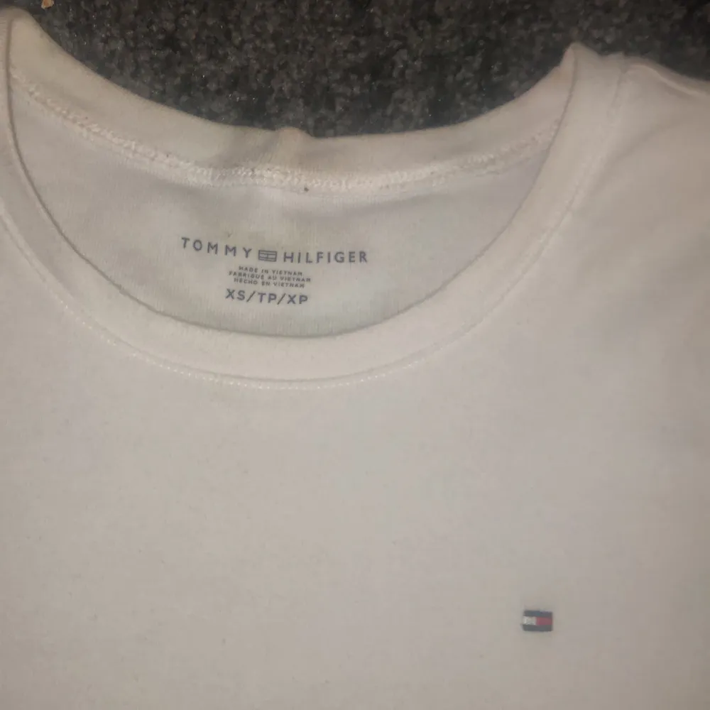 Superfin Tommy Hilfiger t shirt som är croppad själv, storlek xs! 45kr + 24kr frakt = 69kr totalt! . T-shirts.