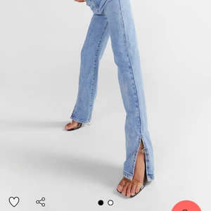 38  200 - denhar byxor passar inte på mig för att den stor och jag ska sälja den för 200kr