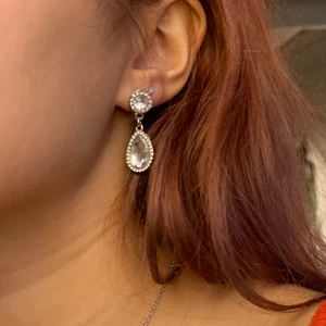 örhängen✨ - köpte detta det på ur & penn för ett tag sen, fint skick!! kan säljas separat för 15kr styck eller 20 tsm☺️ frakt 9kr! HALSBANDET ÄR SÅLT!!