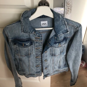 Jeansjacka från Zara 🤍 - Jättefin jeans jacka från zara, i fint skick & passar en S också. Gratis frakt 🤍