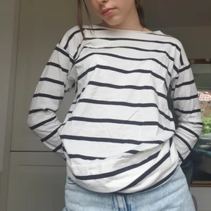 Randig tröja -  Riktigt snygg, går att ha till det mesta. Perfekt outfit för skolan med ett bar basic jeans o en jeansjacka. 