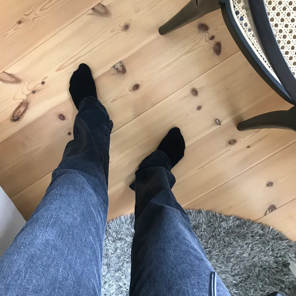 Jättefina, oanvända, mörkgråa split jeans från Zara! Långa i benen, slim fit med en slits nedtill. Jeans & Byxor.