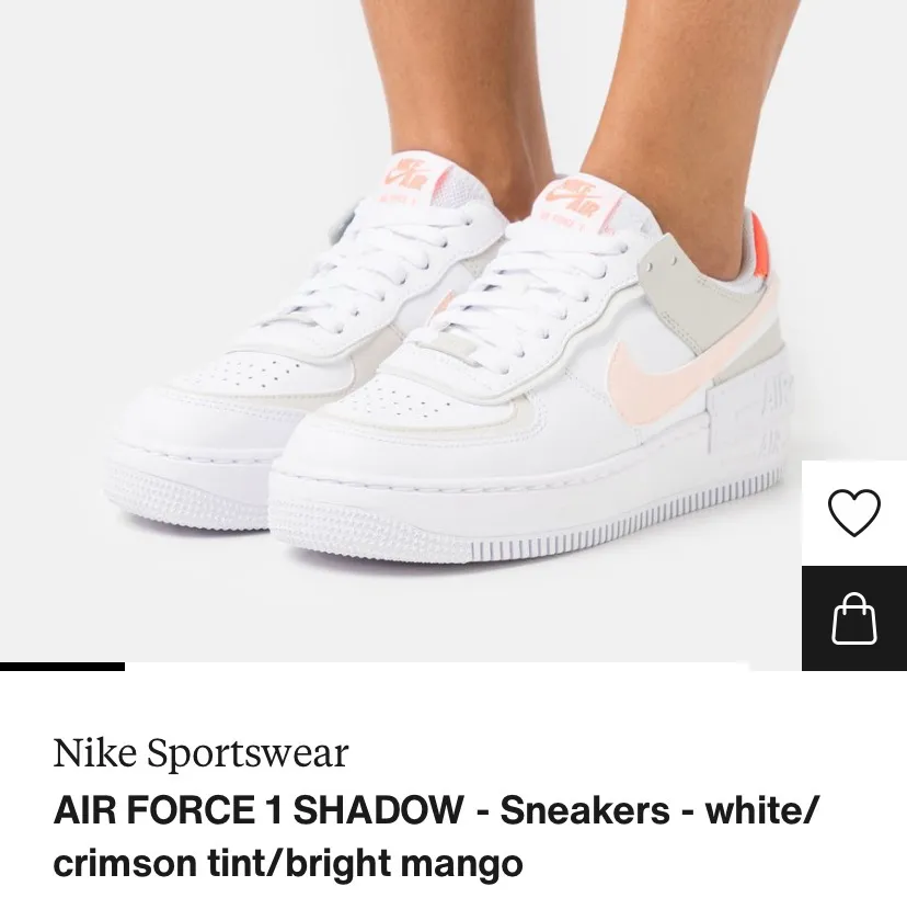 Har ett par helt nya Nike Air Force 1 Shadow, slutsålda på Zalando! Köpte dessa nyss, de är lite för stora så därav har jag tänkt skicka tillbaka dem men kollar här först ifall någon är intresserad av att köpa dem. De är alltså helt nya, bara provade och kommer med orginalkartong och paketet de levererades i! 🥰  Säljer för nypris (1 095 kr) + frakt. Skor.