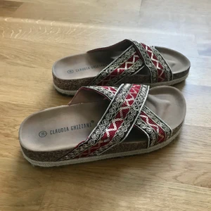 Sandaler - Fina sandaler. Knappt använda, säljer då dem är för små. Hör av dig vid intresse. Köparen står för frakten. 