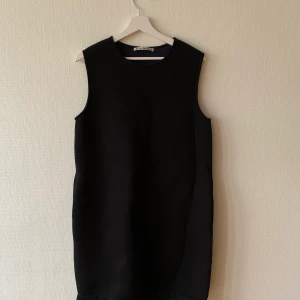 Acne - klänning strl S - Klänning från Acne i storlek S. Väldigt stor i modellen så skulle säga att den även passar M. Materiallappen är tyvärr avklippt men tyget påminner om foam!  Knappt använd och i väldigt fint skick :-) 