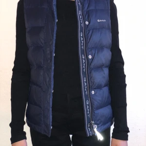 Gant väst 134/140 - Köpt för 1200kr, storlek 134/140, marinblå med rosa innertyg 