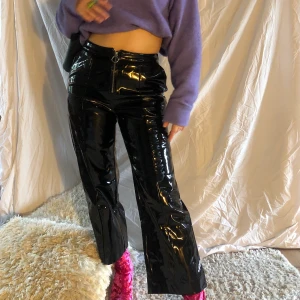 Vinylbyxor från AÉRYNE - Superfina vinylbyxor som är helt oanvända och i nyskick med prislappen kvar. Tyvärr var dom inte riktigt vad jag hade tänkt och därför säljer jag dom. NYPRIS 1500kr 🌹💕👏🏻✨ buda från 450kr elr köp direkt för 700kr 