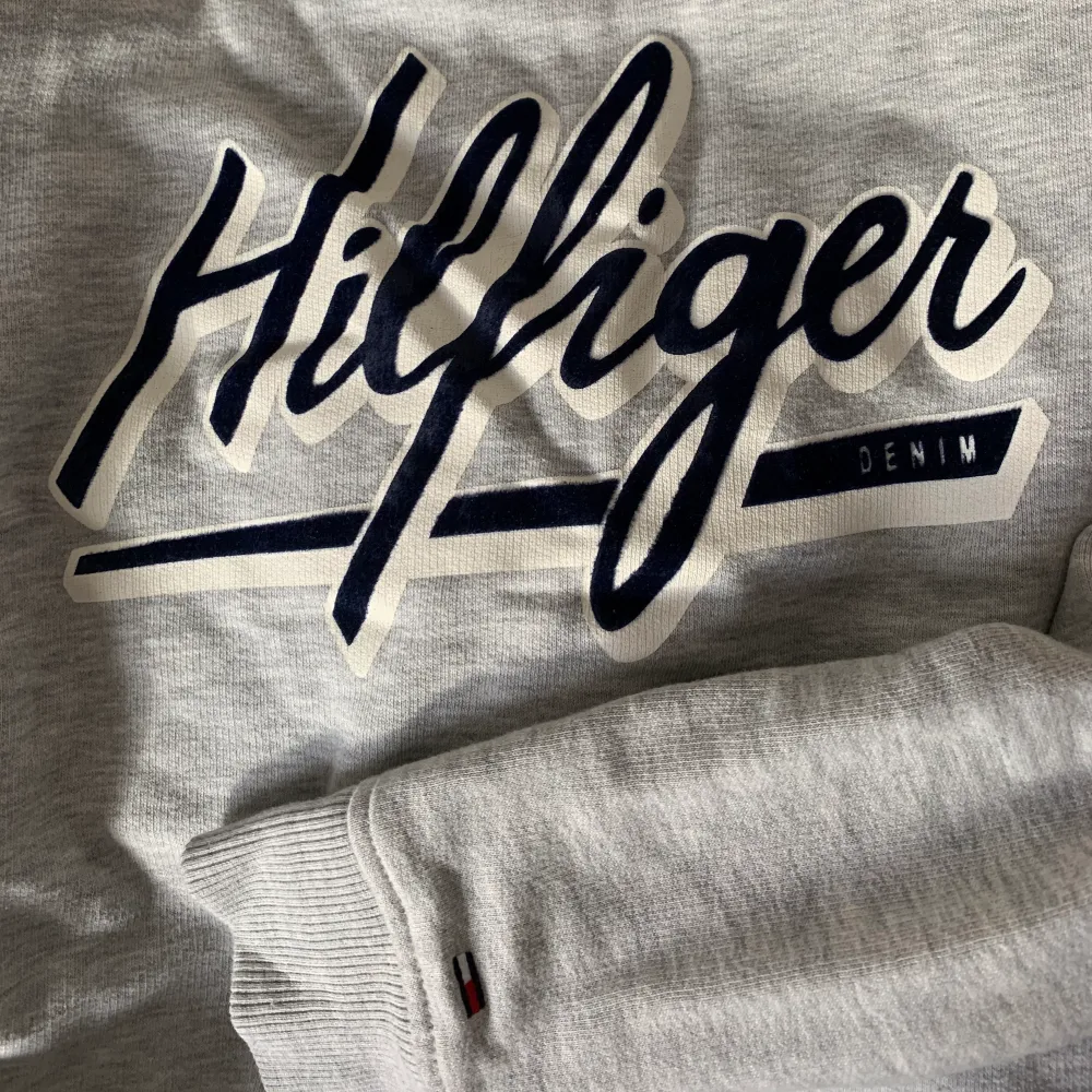 Skitsnygg sweatshirt från Tommy Hilfiger. Texten är mörkblå och i mjukt material. Kommer ej till användning längre därav säljer jag den. Hör gärna av dig om du har några frågor💙. Tröjor & Koftor.