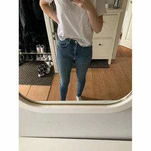 Ljusblåa jeans - Ljusblåa tighta jeans från Gina Tricot i storlek 36. Endast använda 2 gånger, felfria. Stretchiga och höga i midjan. 
