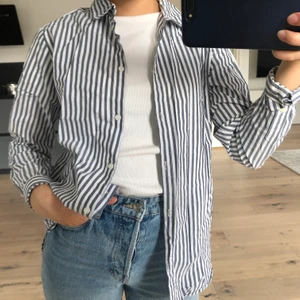 Randig skjorta  - Blåvit randig skjorta från Åhléns, storlek 34. Fint skick.          FRAKT ÄR INKLUDERAT I PRISET 🌼